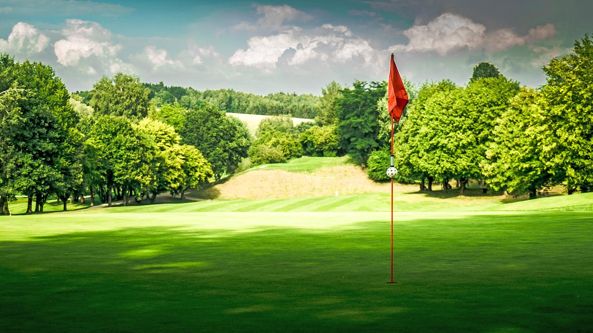 Flagge auf einem Golfplatz